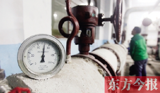 17日，中原環保的工作人員在向記者介紹管道的溫度。當日，管道內溫度達到75℃。