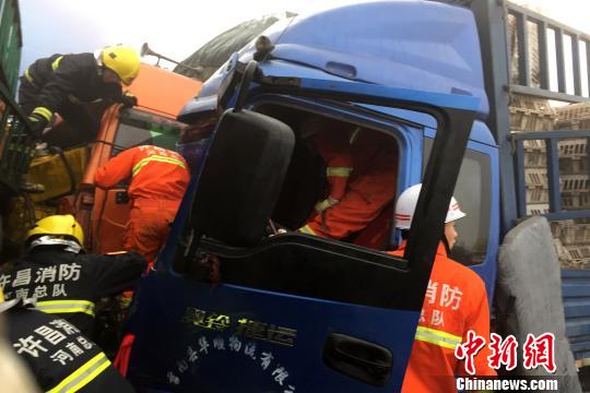 圖為21日，蘭南高速河南段21輛汽車發生連環相撞事故，消防人員對被困傷員進行緊急救援。　郭浩　攝