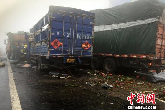 圖為21日，蘭南高速河南段車禍事故現場一片狼藉?！」啤z