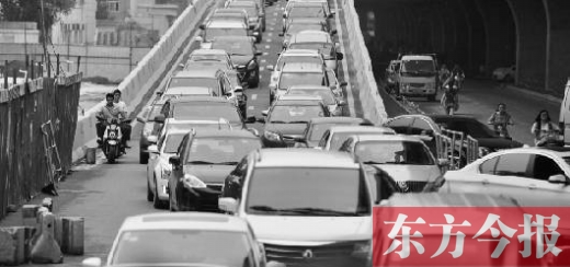 昨日，鄭州市大學(xué)路與隴海路交叉口處，因封閉施工，現(xiàn)場堵成停車場