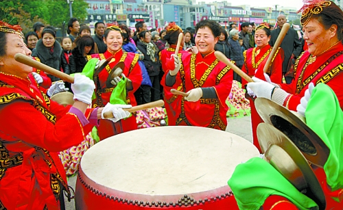 11月15日，鄧州廣大干部群眾載歌載舞慶祝黨的十八大勝利閉幕。