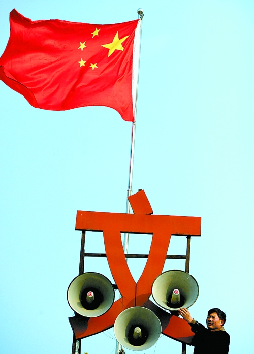 11月15日，新蔡縣磚店鎮(zhèn)黨員劉新峰在村口架起三個大喇叭，向群眾及時宣傳十八大精神。