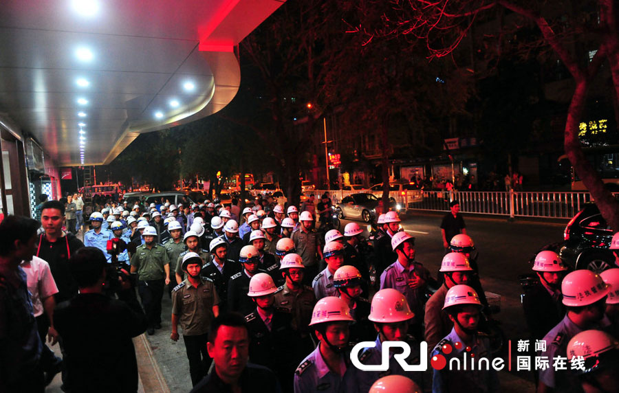 2012年12月26日晚，海南省三亞市，三亞市綜合行政執(zhí)法局河西大隊(duì)近百名城管上街執(zhí)法。
