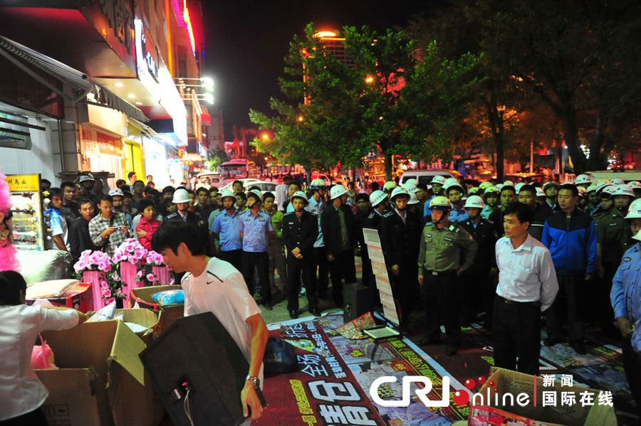 　2012年12月26日晚，海南省三亞市，三亞市綜合行政執(zhí)法局河西大隊(duì)近百名城管上街執(zhí)法。