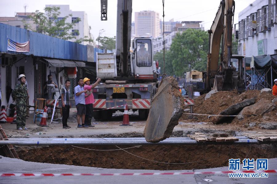 5月21日，在廣東省深圳市龍崗區(qū)橫崗街道紅棉二路華茂工業(yè)園路面塌陷處，救援人員在現(xiàn)場(chǎng)救援。