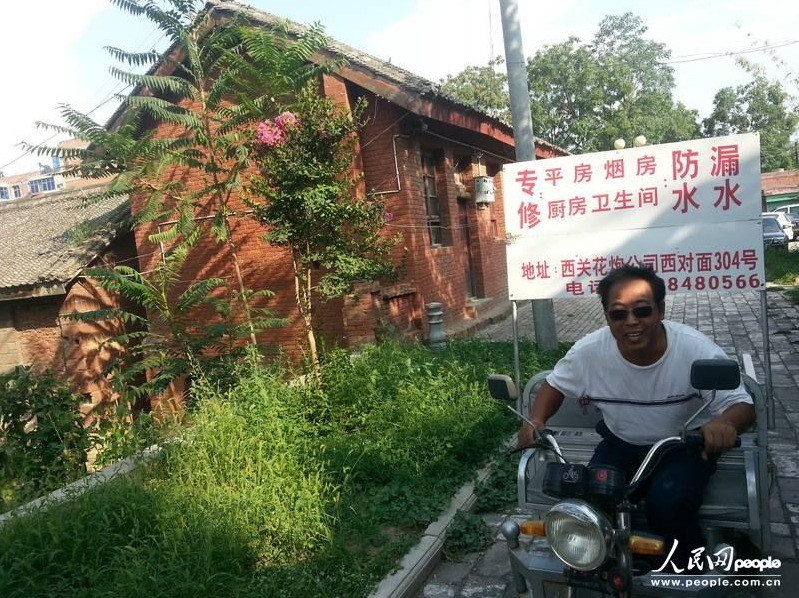 圖為縣委大院依然沒有配備專職保安，群眾可以隨意進(jìn)入。圖片來(lái)源：人民網(wǎng)