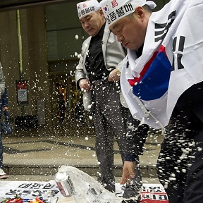 韓愛(ài)國(guó)團(tuán)體銷毀日貨