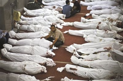 8月15日，在埃及首都開羅的一個清真寺，人們在成排的遺體旁哀悼。