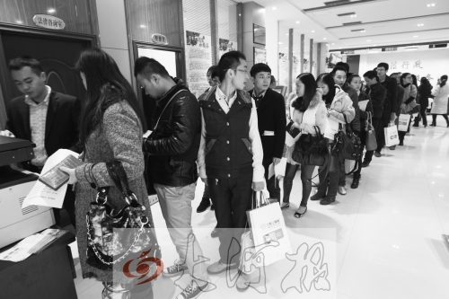 昨天,除復印材料處有新人排隊外,金水區民政局婚姻登記處大廳內處未見新人排隊的火爆場景。