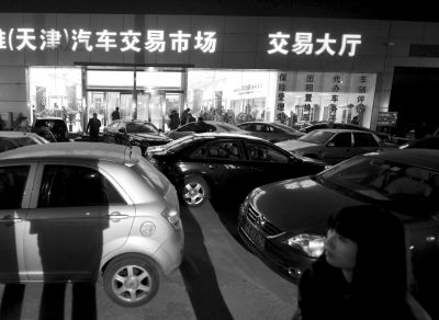 15日晚，辦理二手車交易手續(xù)的天津歐雅汽車市場(chǎng)燈火通明。新華社發(fā)
