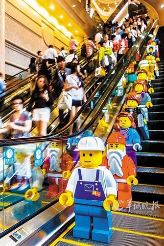 香港時代廣場今年推出樂高圣誕村，樂高人偶烘托節日氛圍
