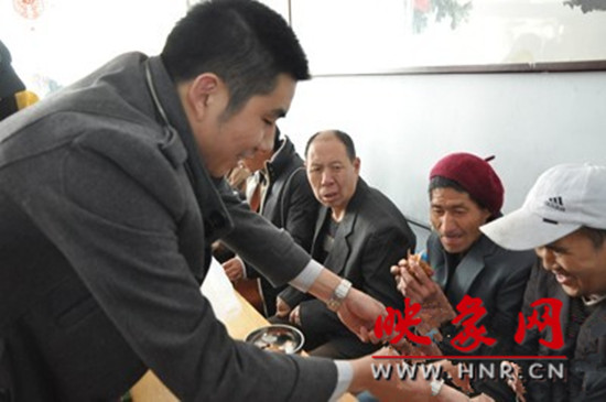 　　“韓胖子”千只茶香雞茶香鴨捐贈環(huán)衛(wèi)工人、農民工學子和鄭州市社會福利院。