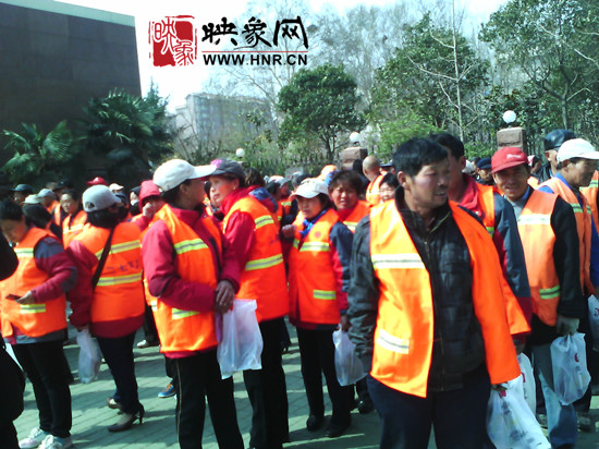 　　“韓胖子”千只茶香雞茶香鴨捐贈環(huán)衛(wèi)工人、農民工學子和鄭州市社會福利院。