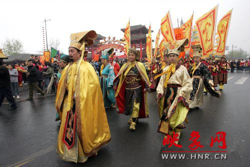 　　3月30日上午,開(kāi)封市舉行2013中國(guó)(開(kāi)封)清明文化節(jié)踏春巡游活動(dòng)。　 　　