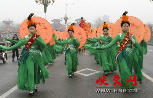 　　3月30日上午,開(kāi)封市舉行2013中國(guó)(開(kāi)封)清明文化節(jié)踏春巡游活動(dòng)。　 　　