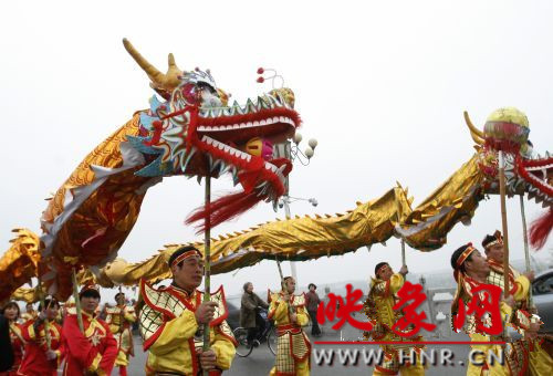 　　3月30日上午,開(kāi)封市舉行2013中國(guó)(開(kāi)封)清明文化節(jié)踏春巡游活動(dòng)。　 　　