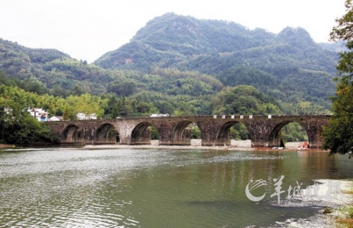 齊云山登封橋是登山的隘口,始建于明代,造型古樸典雅,蔚為壯觀。