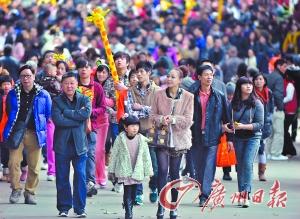 10日天氣很好，廣州各個(gè)景點(diǎn)都人頭攢動(dòng)。圖為長(zhǎng)隆景區(qū)的游客。　