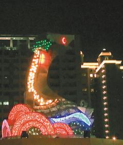 　　今年臺灣燈會主題燈“騰蛟啟盛”。圖片來源:臺灣《聯合報》