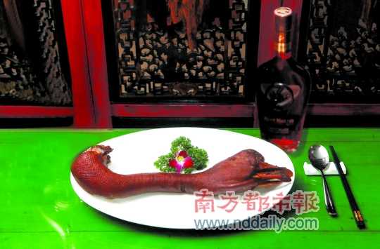 人頭馬誠印干邑白蘭地是高端宴席的佐餐佳釀，圖為鹵水老鵝頭