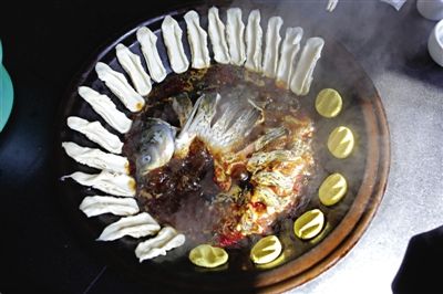 黃驊鍋灶魚，將海魚與面食相互搭配。農(nóng)業(yè)與漁業(yè)、土地與海洋，在這里構成了微妙的平衡。