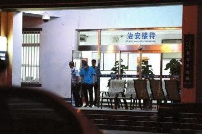 釋小龍走出派出所。