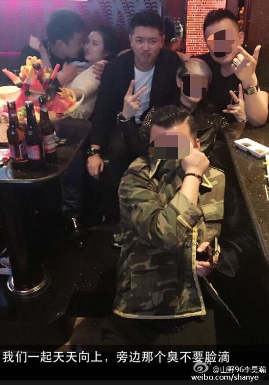田源朋友辟謠稱左側抱著女子親吻的是田源的發小，女子的男友。