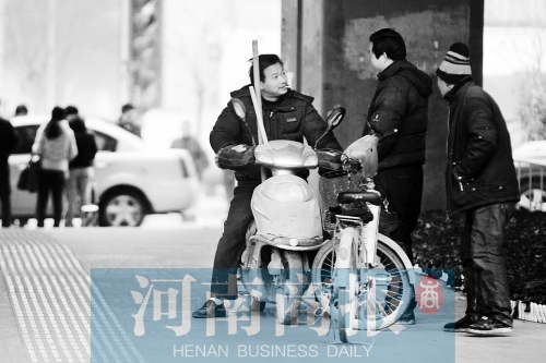 想讓農民工安定下來，城市要給他們相應的福利待遇，還有家的感覺