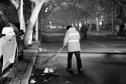 清晨六點，鄭州市經(jīng)七路，一名環(huán)衛(wèi)工開始了一天的工作。