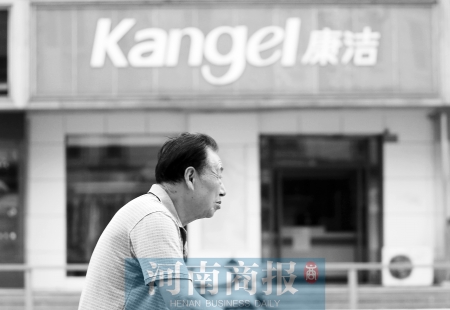 　這一切，將會(huì)給康潔公司、加盟商，乃至鄭州洗衣行業(yè)，帶來什么？ 記者 趙卓/攝