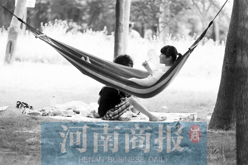 天又熱了起來，外出游玩，記得防曬哦 記者 趙卓/攝　