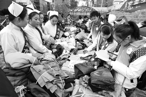 鄭州慈善志愿者暖冬行動(dòng)啟動(dòng)，志愿者將把閑置衣物送給需要的人。