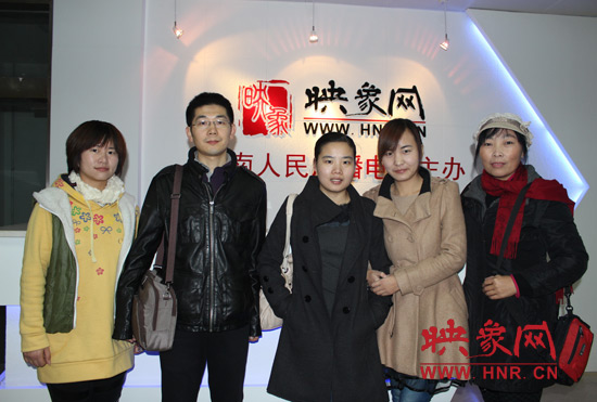 網友出發前和東方今報記者劉長征、河南電臺新聞廣播記者王巴燕（左二、左三）合影