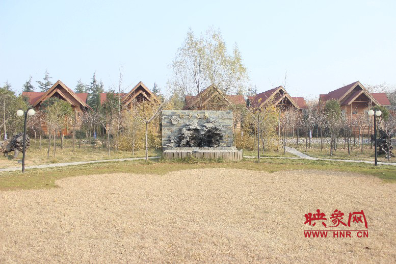 后面就是小別墅，前面是個廣場