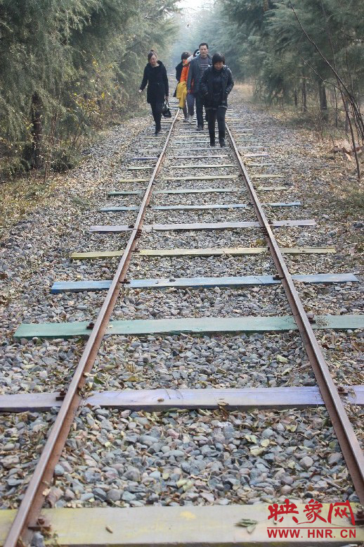 景區保留下來的火車道，下面的木基被染成了五顏六色