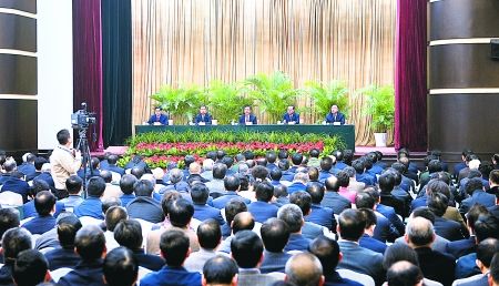 昨日，全市領(lǐng)導(dǎo)干部大會在渝州賓館舉行。 重慶日報圖
