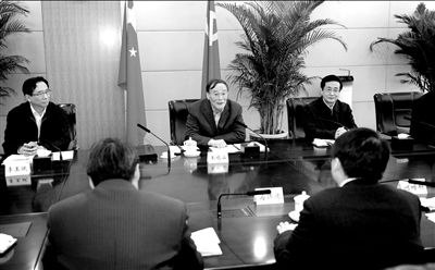 11月30日，中共中央政治局常委、中央紀(jì)委書記王岐山在北京主持召開座談會(huì)，聽取專家學(xué)者對(duì)黨風(fēng)廉政建設(shè)和反腐敗工作的意見和建議。新華社發(fā)