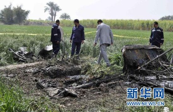 2月26日，在埃及旅游城市盧克索附近，警察和救援人員在發(fā)生熱氣球爆炸事故的現(xiàn)場查看熱氣球殘骸。