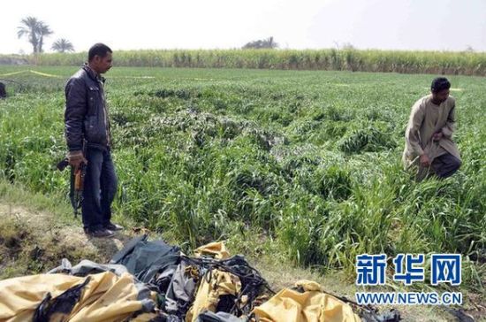 2月26日，在埃及旅游城市盧克索附近，當(dāng)?shù)匕踩藛T在發(fā)生熱氣球爆炸事故的現(xiàn)場查看。