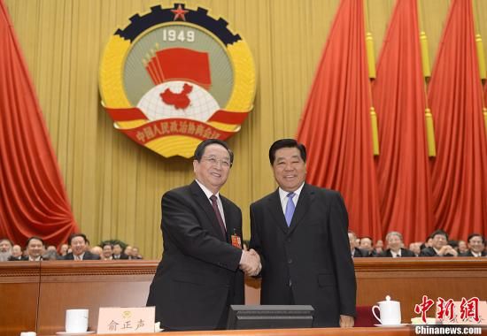 3月11日下午，全國政協(xié)十二屆一次會議在北京人民大會堂舉行第四次全體會議，俞正聲當(dāng)選政協(xié)第十二屆全國委員會主席。圖為政協(xié)第十一屆全國委員會主席賈慶林和俞正聲握手，表示祝賀。中新社發(fā) 廖攀 攝