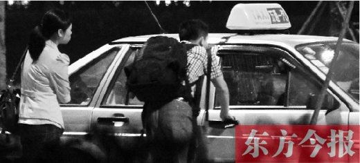 5月1日，記者夜探鄭州火車東站黑出租車，司機告知記者不打表40元，記者上車錄音取證