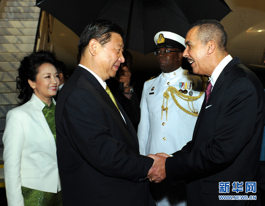 特立尼達和多巴哥總統卡莫納夫婦、總理比塞薩爾等到機場迎接習近平和夫人彭麗媛。饒愛民 攝