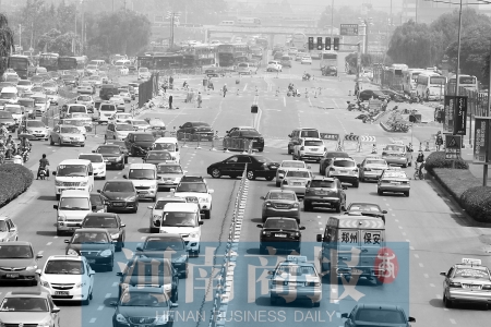 花園路封道施工，通行不暢 王春勝/攝