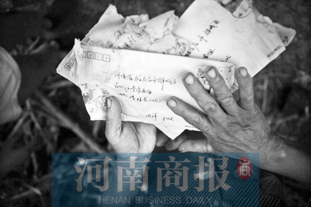 兒子寫來的每一封信，母親都小心翼翼地保管著