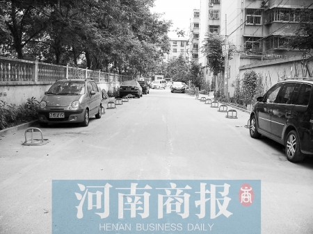 城市公共道路，成了很多人的“停車場” 記者 邱曉峰/攝