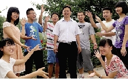 同學們用手臂連成光環(huán)，把班主任老師圍起來，表達對他的敬意和謝意。