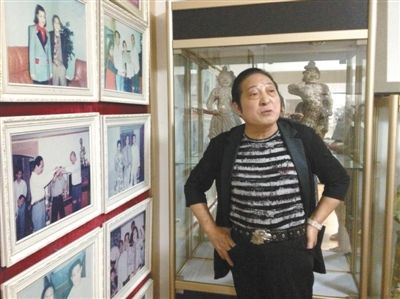 7月17日，王林向記者講述合影背后的故事。王林很樂于展示他和高官、名流的合影，但有官員曾回應，合影不代表什么，有時候只是礙于朋友情面見他一下。新京報首席記者 張寒