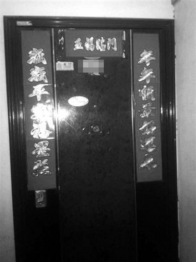 昨天22時許,被摔女童家房門緊閉,多名家屬稱,在協(xié)商處理孩子后事。新京報記者 楊鋒 攝