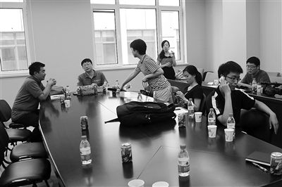 昨日，什剎海街道辦事處第四會議室，“什剎海女童練攤父親被打”事件的通氣會現(xiàn)場。