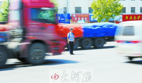連霍高速受橋梁爆破影響禁止通車，310國(guó)道車流量迅速增加，當(dāng)?shù)亟痪块T安排大量警力保障道路暢通。